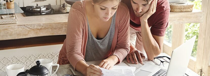 Casal criando um planejamento financeiro para casais